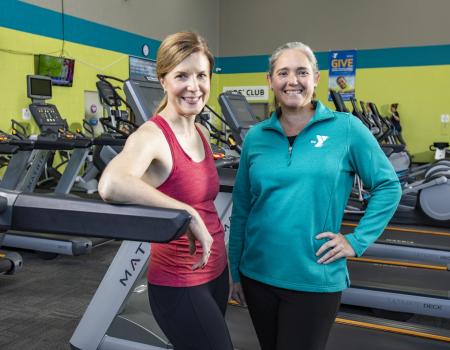 YMCA Lousiiville personal trainer talking with student YMCA Lousiiville personal trainer talking with student