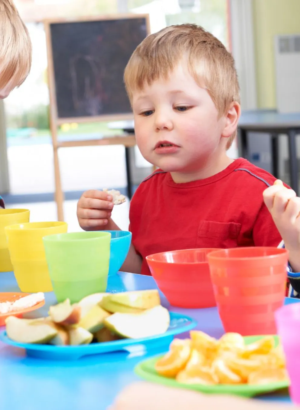 Young kids eating a snack together