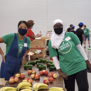 YMCA Louisville volunteers sort produce for community programs YMCA Louisville volunteers sort produce for community programs
