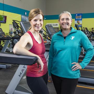 YMCA Lousiiville personal trainer talking with student YMCA Lousiiville personal trainer talking with student